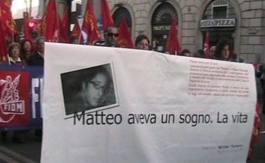 <b>IN MEMORIA.</b> Lo striscione che accompagna le manifestazioni in ricordo di Matteo Valenti          