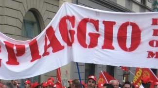 Lavoratori Piaggio a un corteo della Fiom
