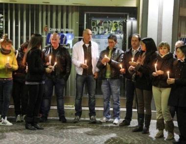 Due momenti della fiaccolata dellaltra sera sotto il Comune  