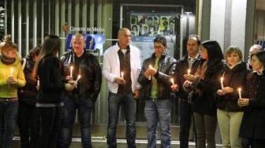 Due momenti della fiaccolata dell’altra sera sotto il Comune