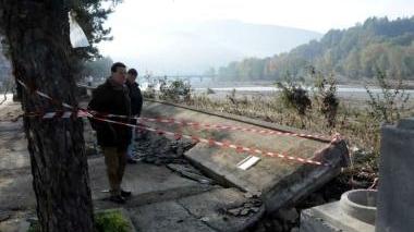 L’argine sfondato dalla piena del Magra