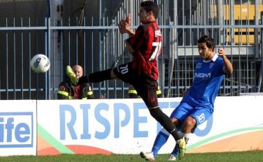 A destra Alessandro Vinci rinvia la palla evitando lintervento di Farias, qui sotto Daniele Mori regala la maglia ai tifosi subito dopo la fine della partita In basso a sinistra Flavio Lazzari prova un affondo sulla fascia e a destra Levan Mchedlidze mentre cerca di sfondare al centro 
