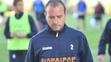 L’allenatore esonerato Alessandro Birindelli A destra Paolo Indiani col presidente Orazio Ferrari