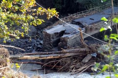 Il ponte distrutto sul fiume Teglia in direzione della diga        