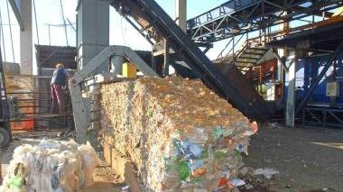 Il sindacalista Marco Ballati e il piazzale della Lg Plast