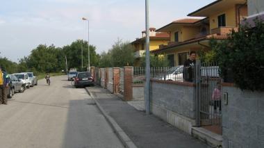 La zona di via Moroni a Spianate e la porta sfondata dai ladri