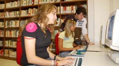 Una delle sale di lettura della Biblioteca San Giorgio A sinistra studenti al lavoro sui computer