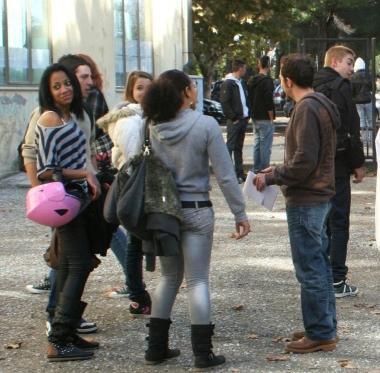 Alunni davanti l’ingresso della sede dell’Ipsia a Solvay