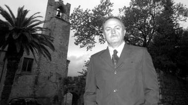 Il sindaco Gianpaolo Pioli e sullo sfondo il palazzo comunale