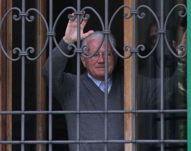 A sinistra don Peretti il giorno in cui gli sono stati notificati gli arresti domiciliari; sopra monsignor Eugenio Binini 