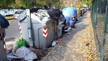 Cassonetti pieni di spazzatura: se Asmiu e Comune non trovano l’accordo è questo il rischio