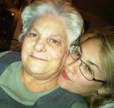 Sopra la signora Bianca Squillino con la nipote, a destra il medico legale Luigi Papi    