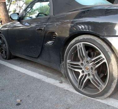 Le auto danneggiate ai Ronchi dai vandali nella notte di Halloween: le vetture colpite sono state pi&ugrave; di cinquanta 