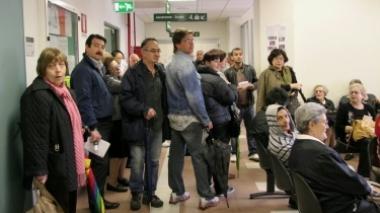 Gente in attesa al Centro sociosanitario Giovannini