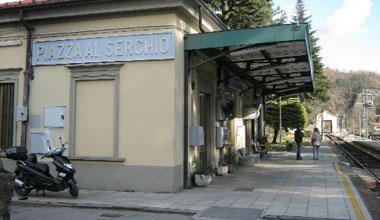 Treni sovraffollati, i pendolari occupano i binari a Piazza al Serchio