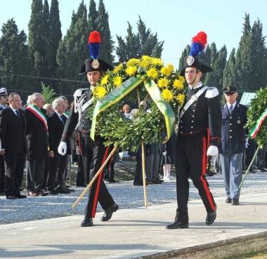 Corone al cimitero comunale 