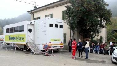Il mezzo delle Poste Italiane utilizzato per i terremotati dell’Aquila è da ieri attivo in piazza della vecchia stazione ferroviaria di Aulla per il pagamento delle pensioni e il disbrigo di pratiche