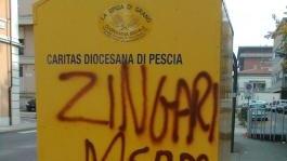 Il cassonetto con la scritta offensiva contro i rom