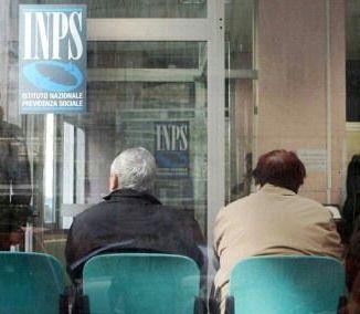 Anziani in attesa di fronte agli sportelli di un ufficio dellInps 