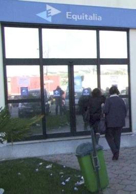 La sede di Equitalia, lente al centro di questa vicenda che riguarda una scuola pisana  