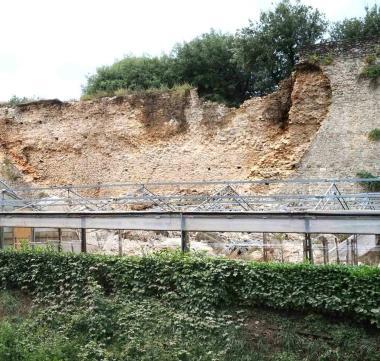Le mura crollate bloccano i lavori della pista ciclabile