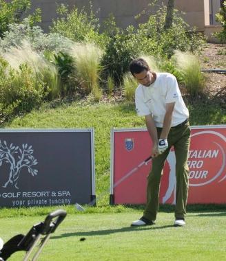 Un giocatore di golf alla partenza del percorso di una buca  