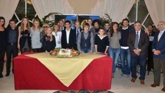 Gli ospiti e i premiati davanti alla torta e (sotto) alcuni momenti della parte dedicata allo spettacolo della serata