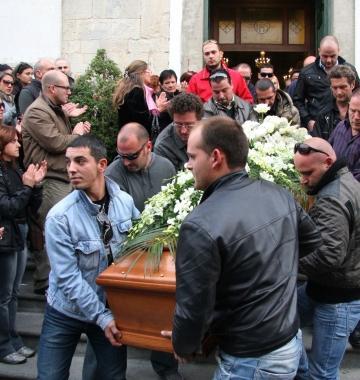 Tutta Corsanico si ferma per salutare Nicola
