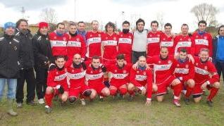 Da sinistra Mirko Turini (Beny Tirrenia), Bertolini (Slap) e Gentilini (Uliveto); sotto la squadra della Pol. Campigiana