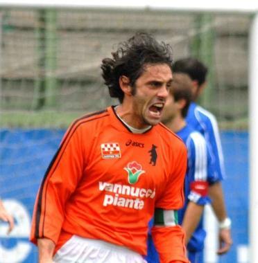 Gabriele Gemignani con la maglia arancione esulta dopo un gol 