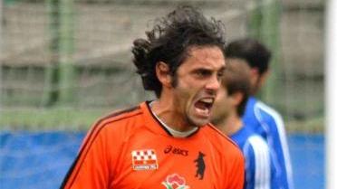 Gabriele Gemignani con la maglia arancione esulta dopo un gol