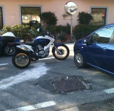 Lauto e la moto coinvolte nellincidente di domenica allincrocio pericoloso di Bardalone 