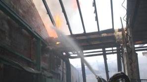 Pompieri spengono l’incendio nel carbonizzo Lavati