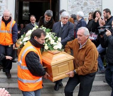<b>LA FOLLA.</b> Sotto e accanto due immagini del funerale di Enrica Pavoletti  