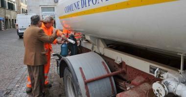 Cittadini si riforniscono d’acqua ad un’autobotte