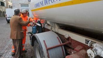Cittadini si riforniscono d’acqua ad un’autobotte