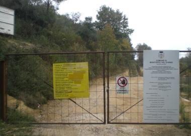 Uno dei cantieri bloccati e la piazza che doveva essere ripavimentata   