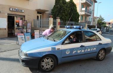 <strong>POLIZIA. </strong>La volante della polizia durante i rilievi all’edicola