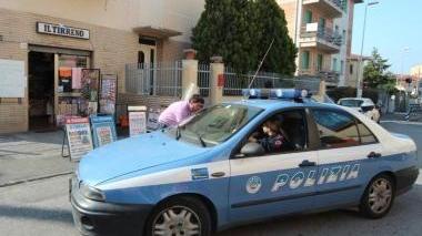 <strong>POLIZIA. </strong>La volante della polizia durante i rilievi all’edicola