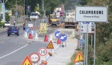 A destra il cantiere aperto in estate e sotto la colonia Vittorio Emanuele 