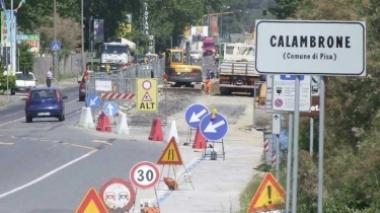 A destra il cantiere aperto in estate e sotto la colonia Vittorio Emanuele