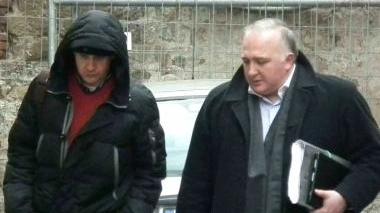 Emanuele Orsi (a sinistra) con il suo legale l’avvocato Marco Rezzonico; sotto l’ingresso del tribunale di Pisa