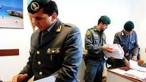 Alcuni finanzieri durante una serie di controlli