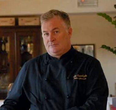 Lo chef Patrizio Giacomelli e accanto la sede della Conchiglia  