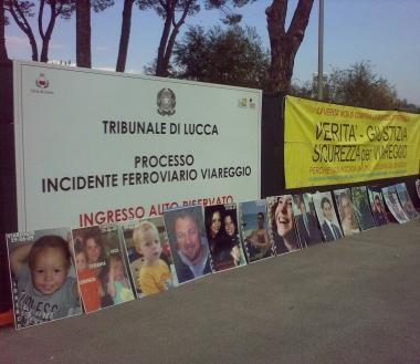 <b>LAPPELLO.</b> Le foto delle vittime al Polo fieristico di Lucca 