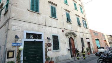 Crolla grosso pezzo di intonaco nel palazzo di Virzì