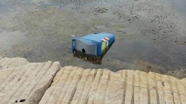 Cassonetto gettato in acqua, scempio in laguna