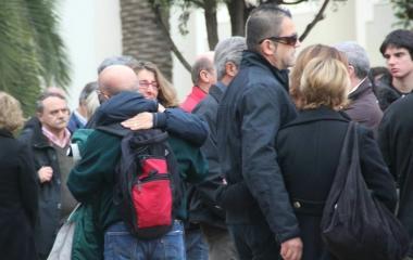 Tanti amici al cimitero dei Lupi per l'ultimo saluto a Carmilla