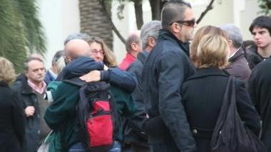 Tanti amici al cimitero dei Lupi per l'ultimo saluto a Carmilla
