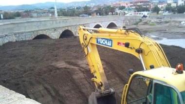 Tre Ponti, detriti accumulati sulla spiaggia